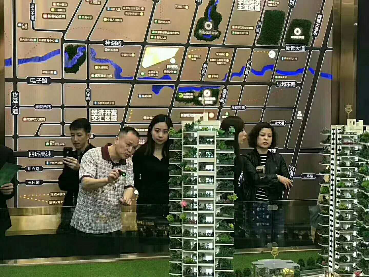 熱烈歡迎湘潭領(lǐng)導(dǎo)考察第四代住房 