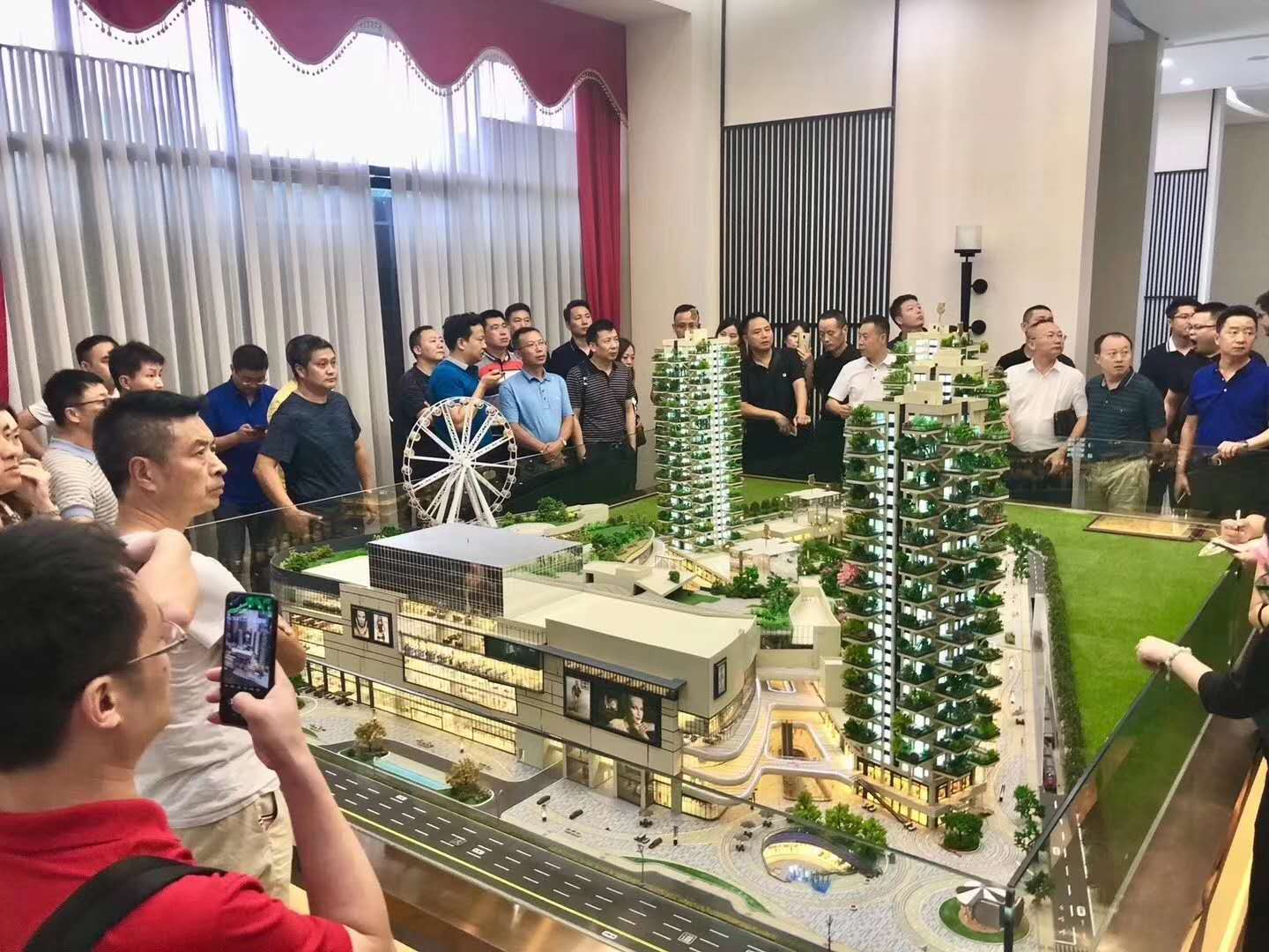 綿陽市房地產協會、住建委、長虹置業綿陽分公司等18個單位的領導一行——參觀考察項目