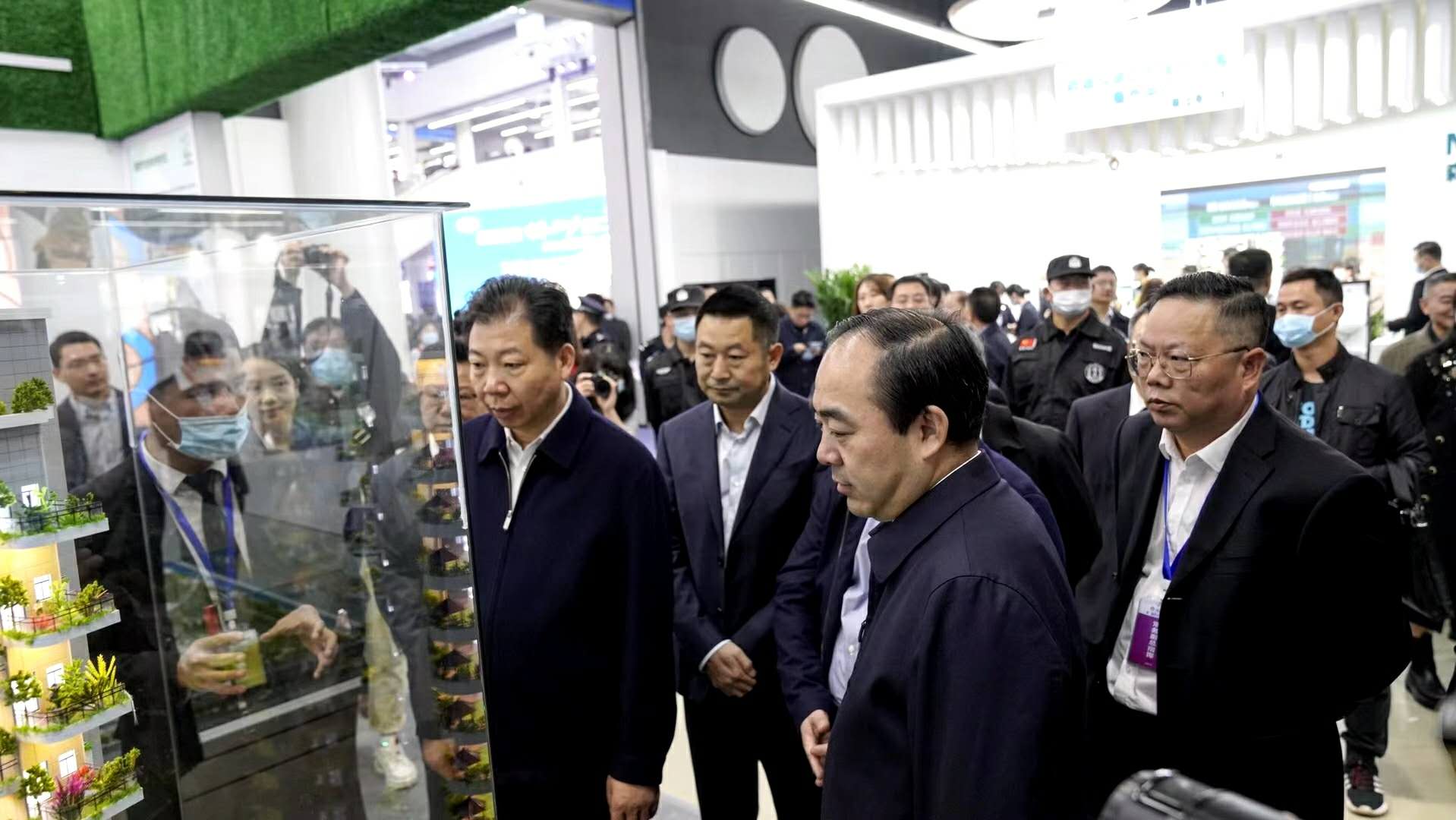 株洲市?書委?記毛騰飛、?長市?陽衛?等國?眾多?導領?親臨住?會博?【第四?住代?房?來未?社?展區?廳】